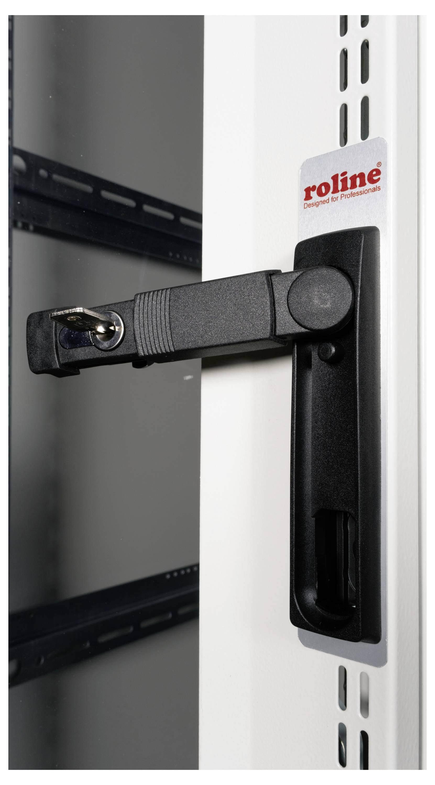 Een zwarte handgreep met een sleutelslot op de witte deur van een serverrek. Het woord 'roline' is zichtbaar op het bovenste paneel van de deur.