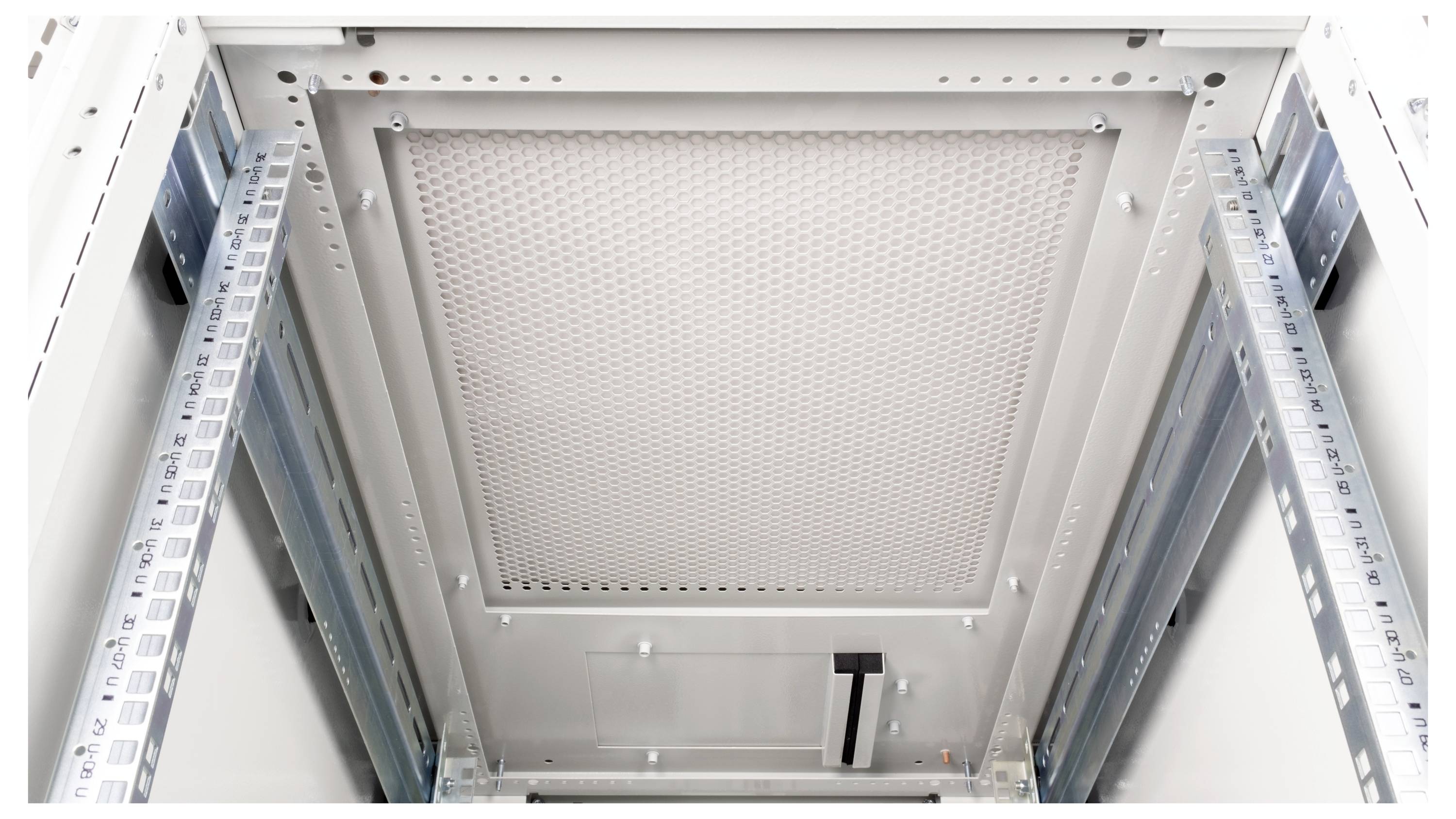 Blik van binnenin een lege serverrack, met een geperforeerd bovenpaneel en verticale rails aan beide zijden voor het monteren van apparatuur.