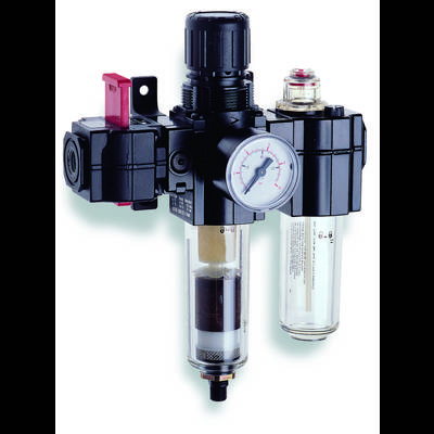 Drukluchtregelaar met manometer, twee transparante filters en rode bedieningselementen, voor het regelen en filteren van perslucht in industriële toepassingen.