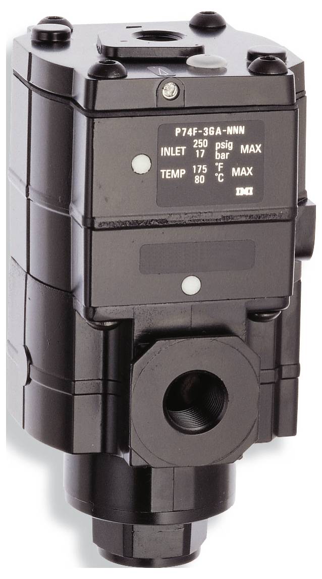 Een zwart industrieel besturingsapparaat met de opschriften 'P74F-36A-NNN', 'INLET', '250 psig', '17 bar' en 'TEMP', '175°F', '80°C'.
