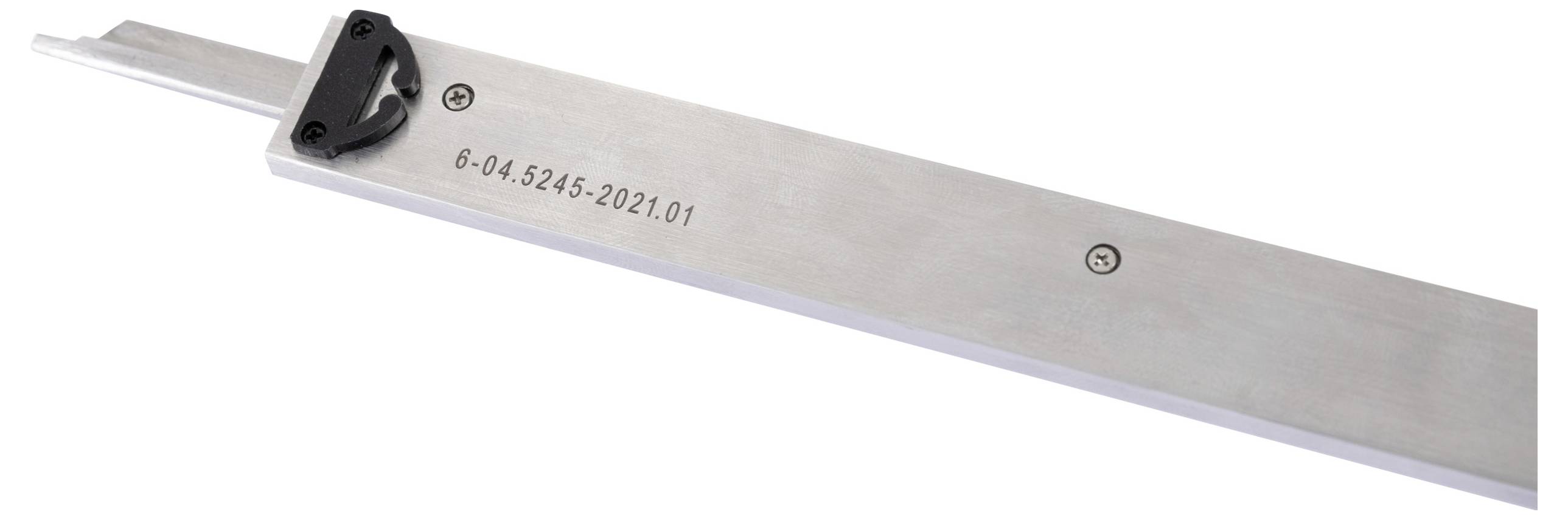 Een langwerpig metalen gereedschap met een handgreep en een blad waarop '6-04.5245-2021.01' staat. Het zou een meetinstrument kunnen zijn.