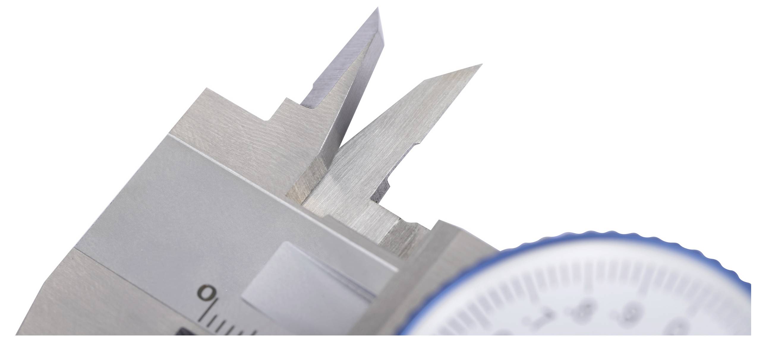 Close-up van een schuifmaat toont de metalen punten en onderdelen van een schaal. Meetinstrument voor nauwkeurige lengtemeting.