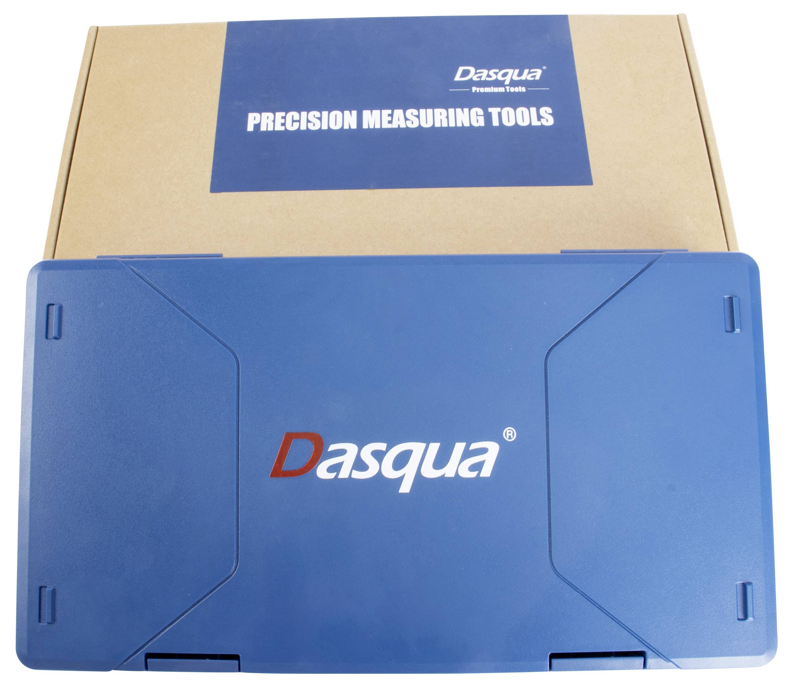 Blauwe gereedschapskist met 'Dasqua'-logo op de voorkant. Op de achtergrond een bruine verpakking met opschrift 'Precision Measuring Tools'.