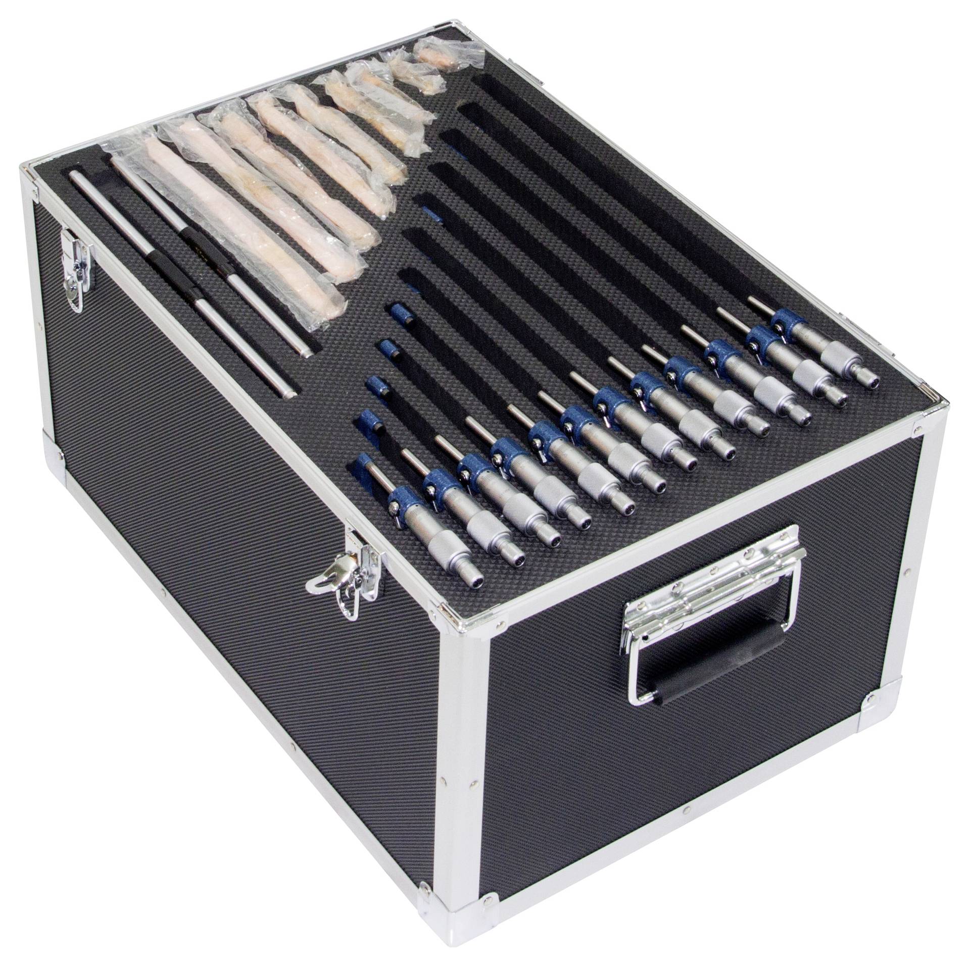 Een geopende zwarte doos met verschillende pipetten en toebehoren, netjes gerangschikt. Doos voor het veilig transporteren en opslaan van laboratoriumgereedschappen.