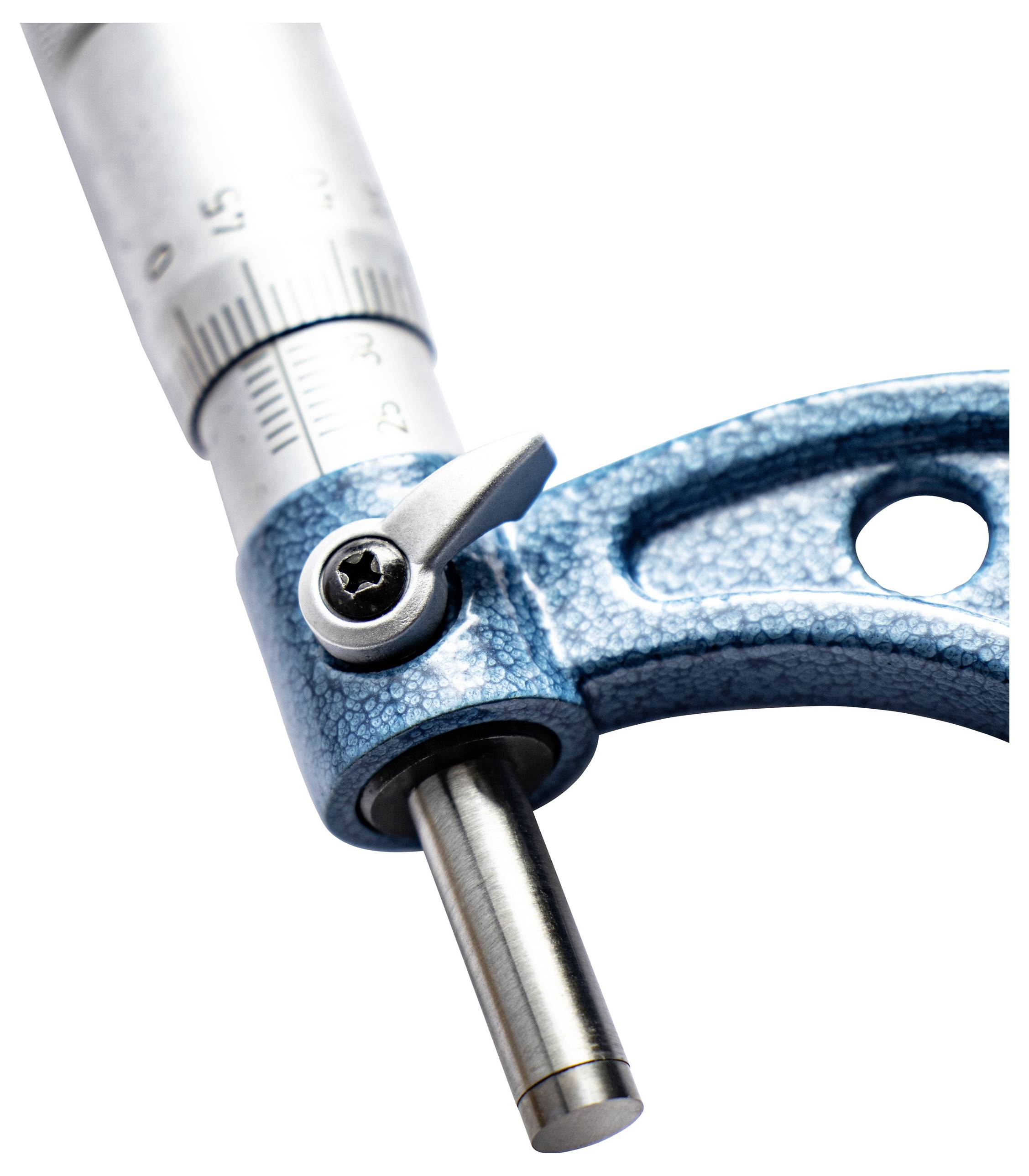 Micrometer met blauwe rand en zilveren meetstaaf, voor het nauwkeurig meten van kleine afstanden en diameters in technische toepassingen.