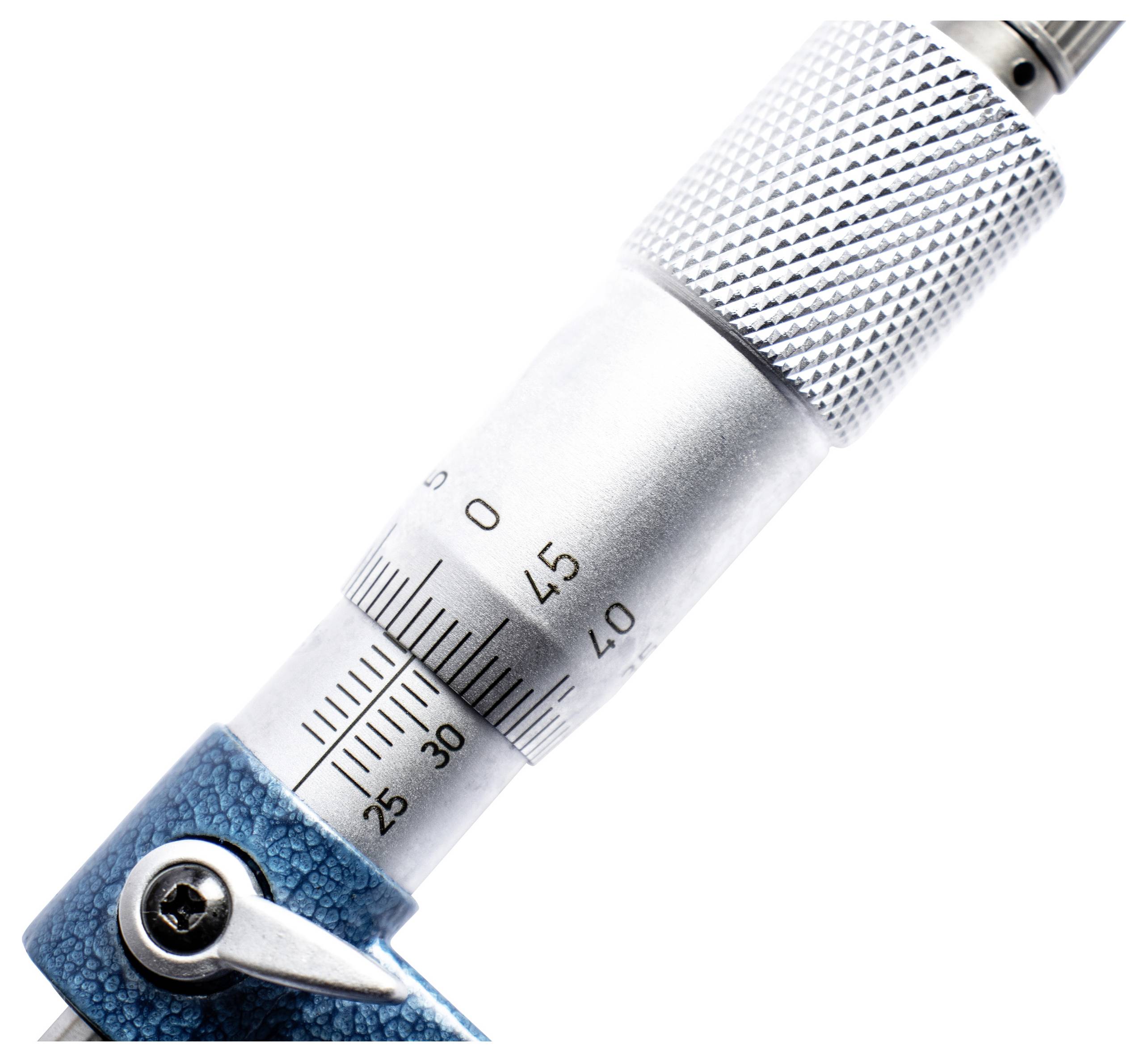 Close-up van een micrometer voor nauwkeurige lengtemeting, toont schalen van 25 tot 45 millimeter en gegraneerde stelschroef.