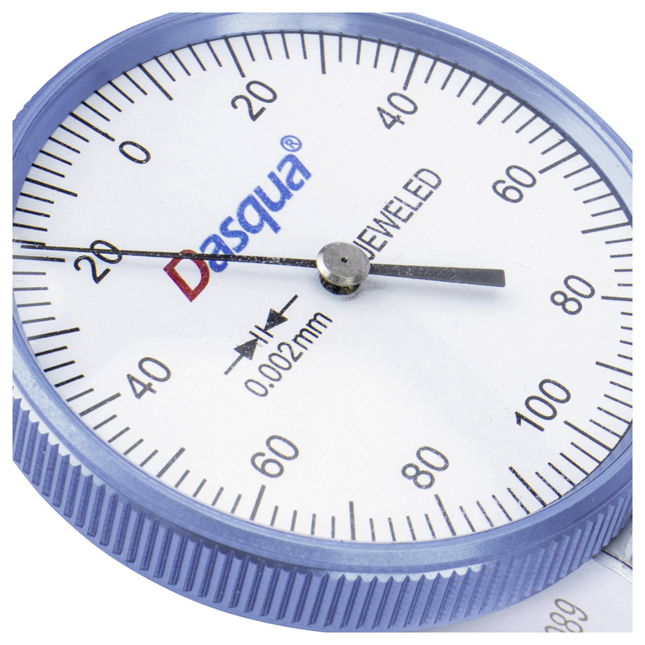 Close-up van een analoge schuifmaat met blauwe rand. De schaal loopt tot 100, de naald wijst naar ongeveer 18. Markering: '0,02 mm'.