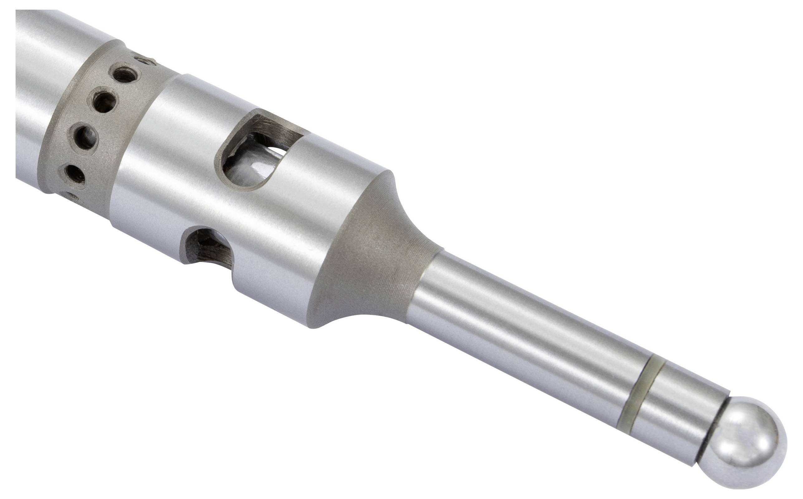 Een gladde, zilveren metalen staaf met meerdere openingen en een bolvormige punt.