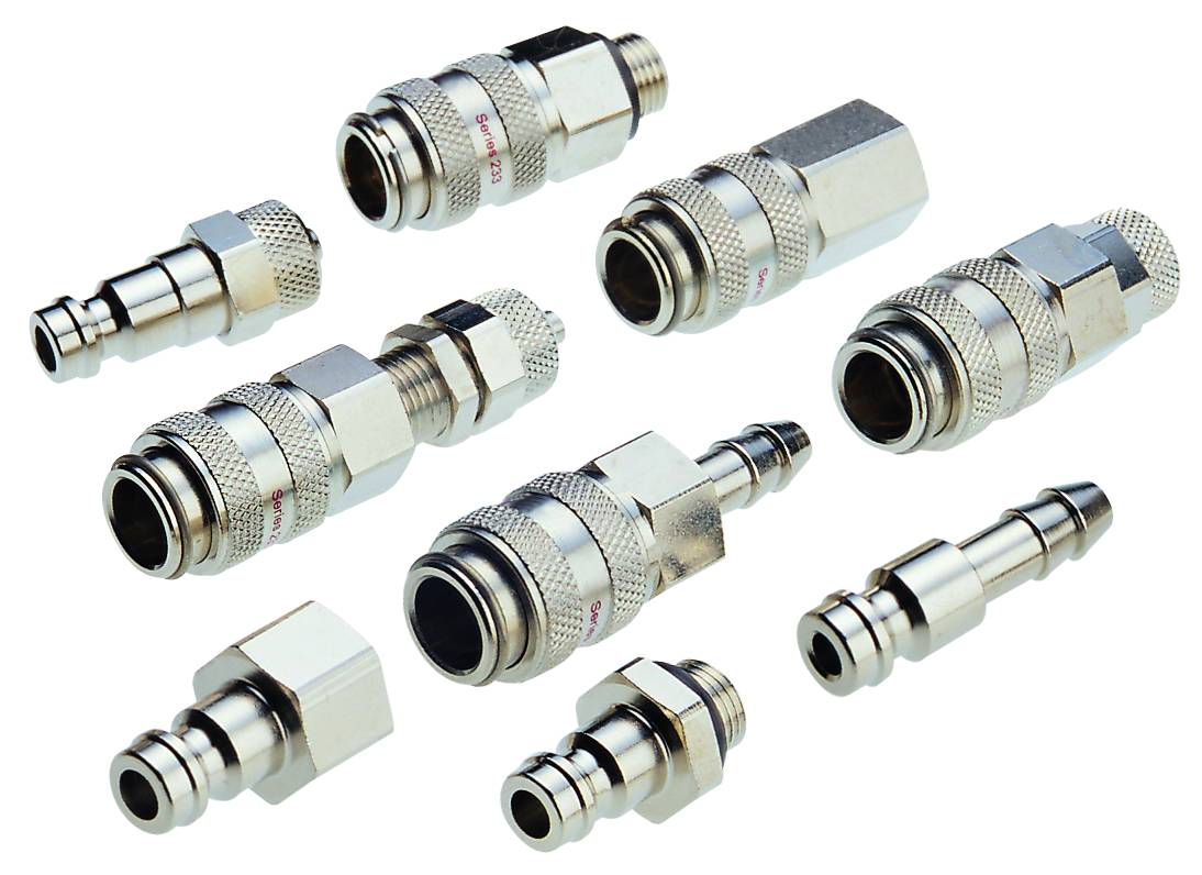 Verschillende metalen koppelingen en verbindingsstukken op een witte achtergrond, die worden gebruikt voor het verbinden van slangen en buizen in technische toepassingen.