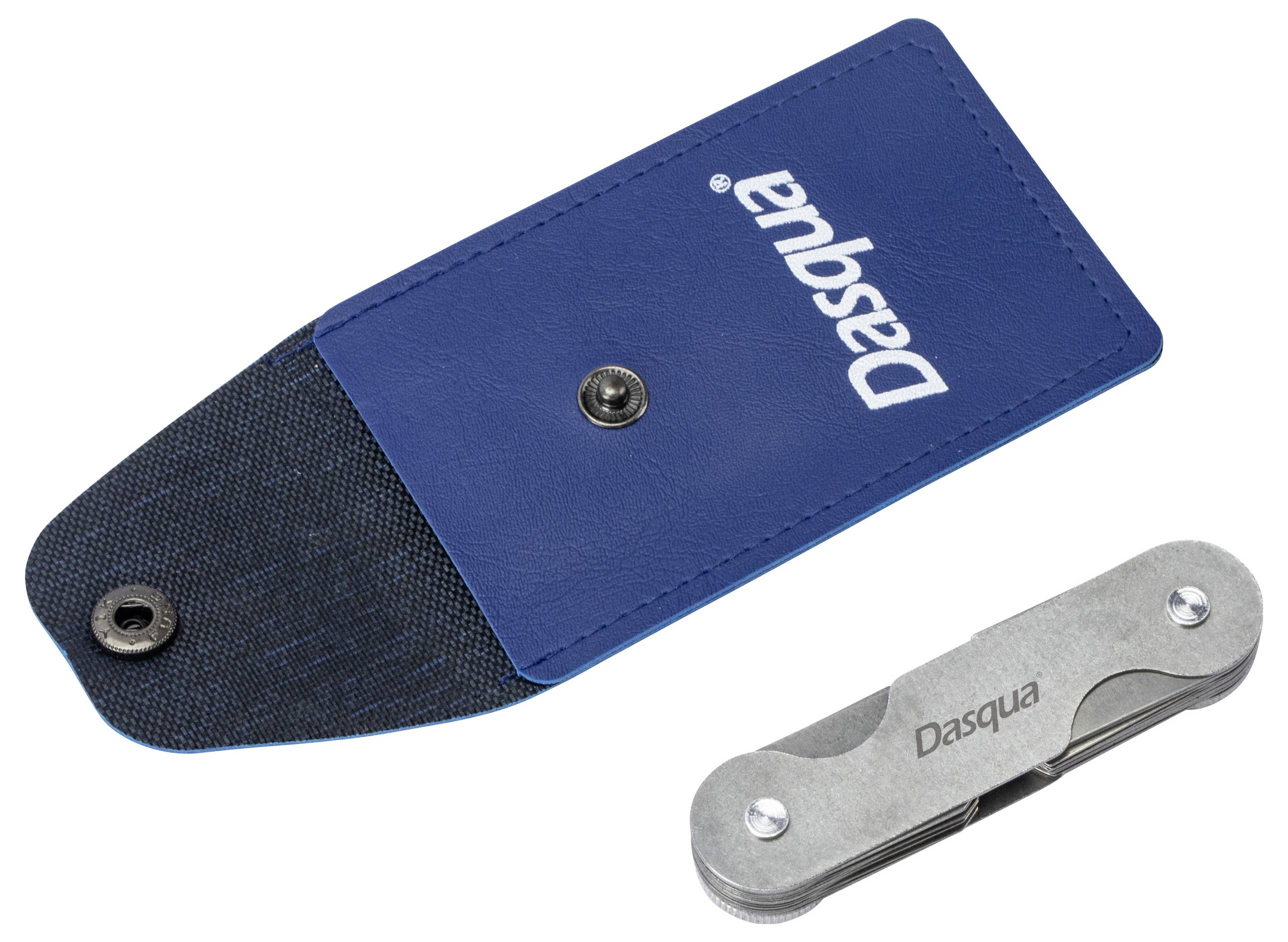 Metalen multifunctioneel gereedschap met het opschrift 'Dasqua', naast een blauwe beschermhoes voor het opbergen van het gereedschap.