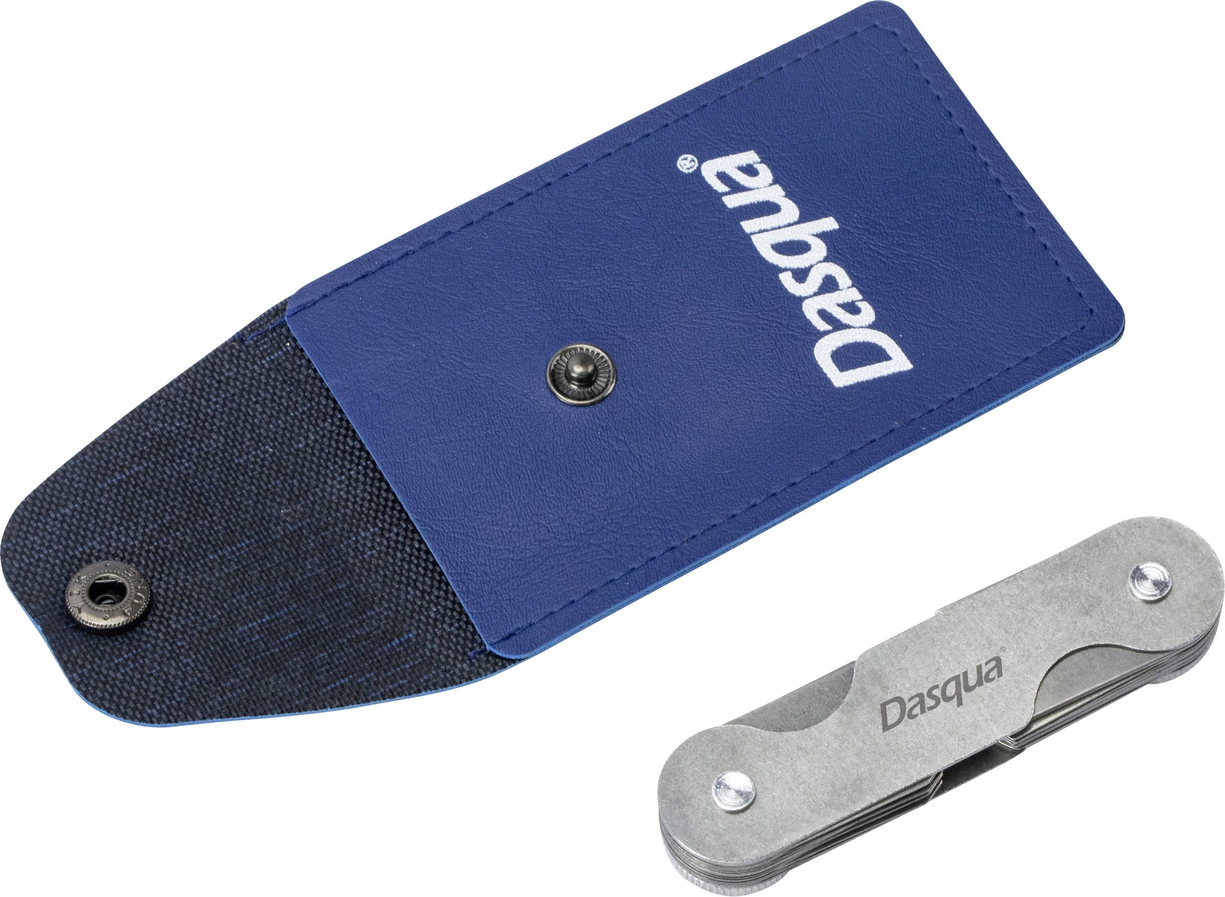 'Dasqua'-gereedschap in een blauw etui met drukknoop. Ernaast een opgevouwen, zilver zakgereedschap met 'Dasqua'-markering.