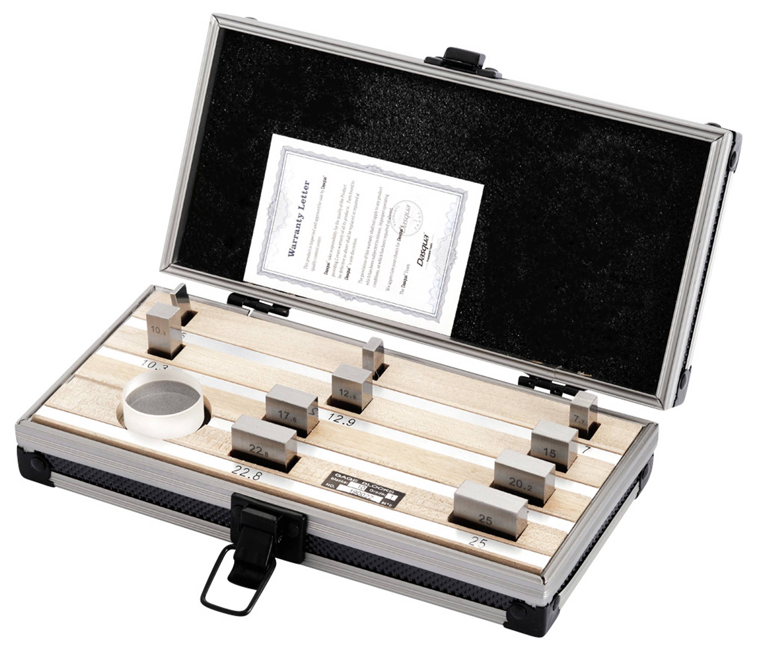 Openliggende metalen koffer met geometrische metalen blokken van verschillende formaten, met een certificaat in de deksel.