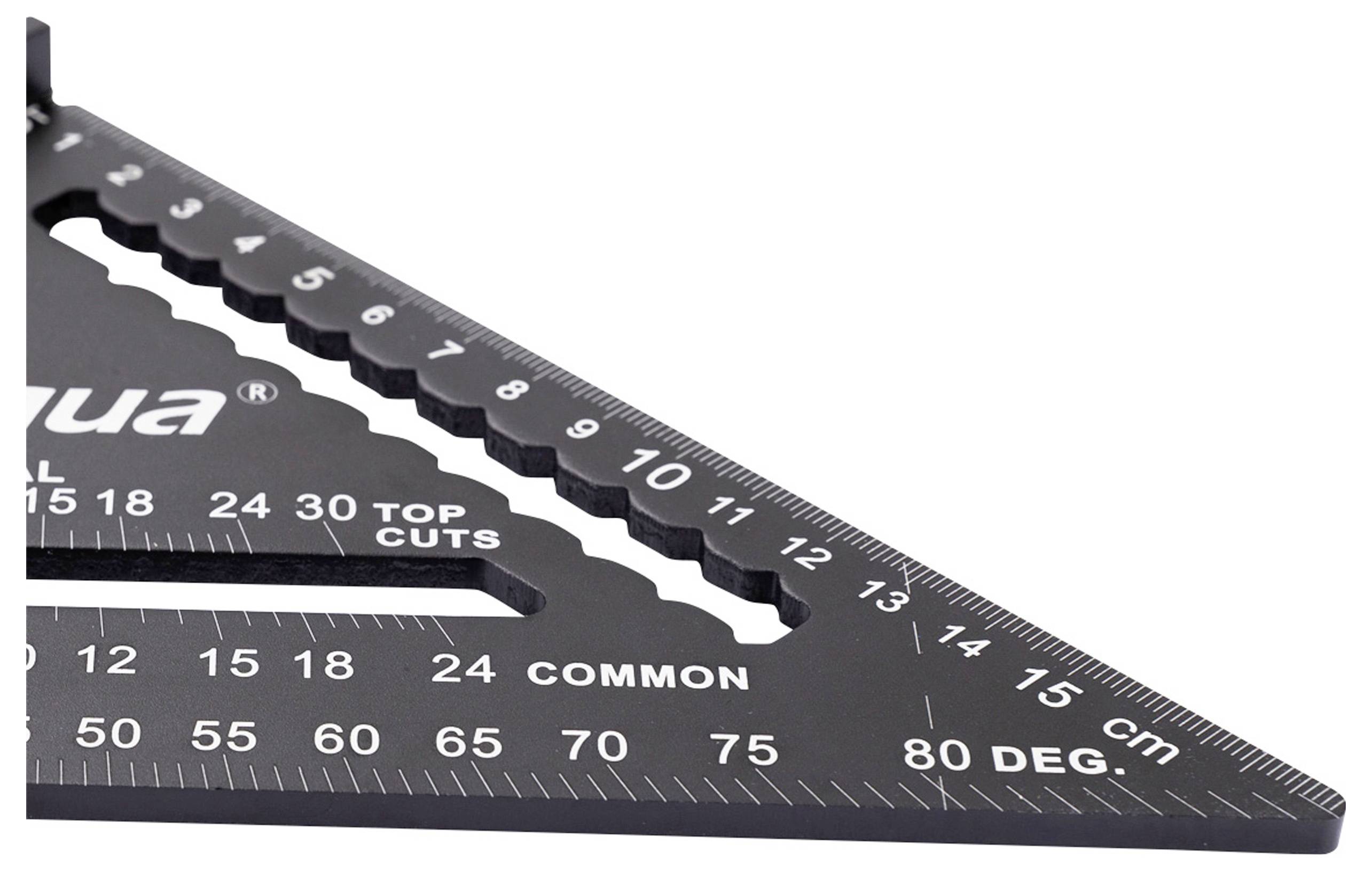 Een zwarte timmermanshaak met markeringen en schalen in centimeters en graden, voor nauwkeurige metingen en afkortingen.