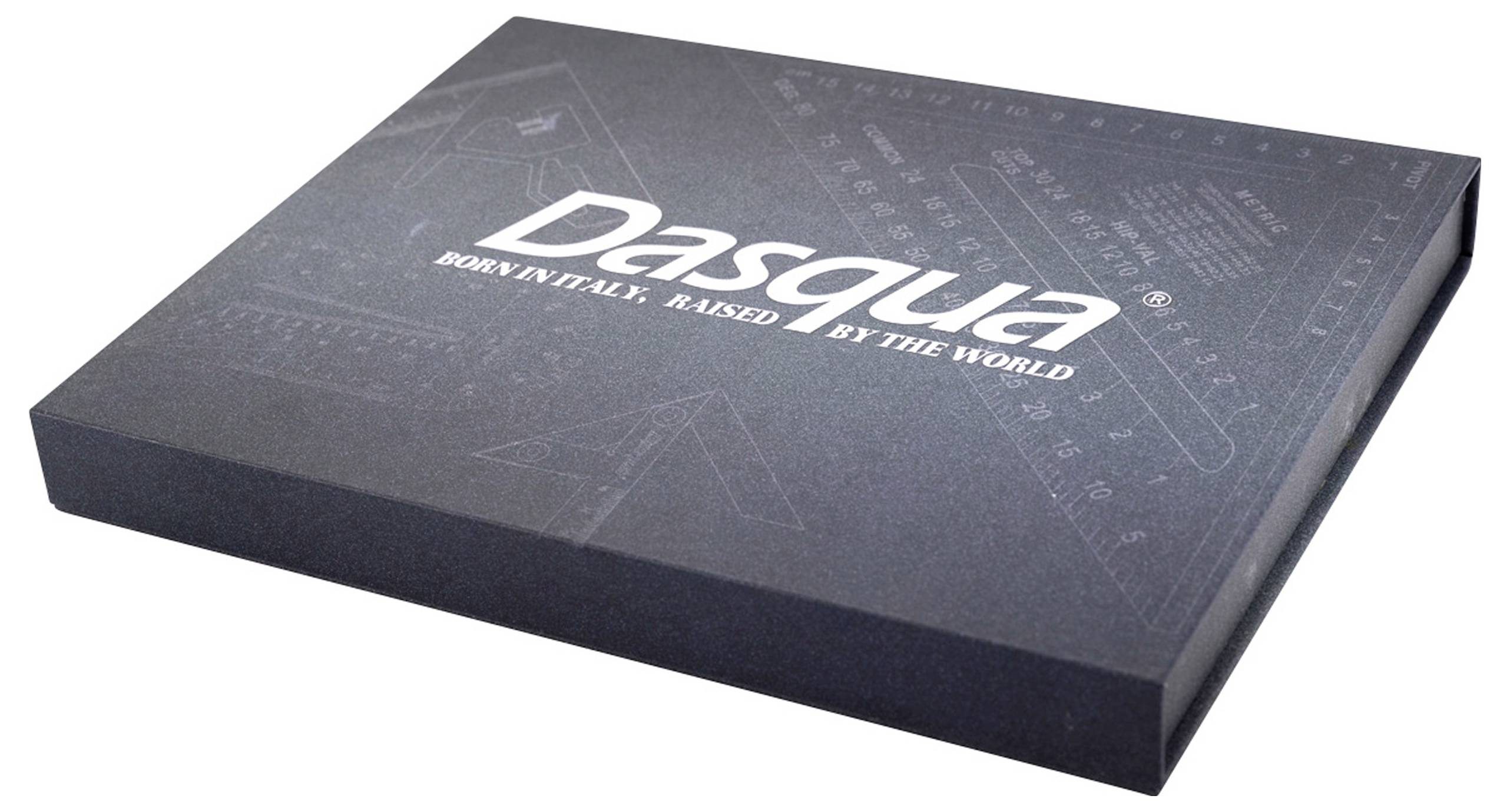 Een zwarte doos met het opschrift 'Dasqua. Born with it, raised by the world'. Bevat technische schalen en tekeningen.