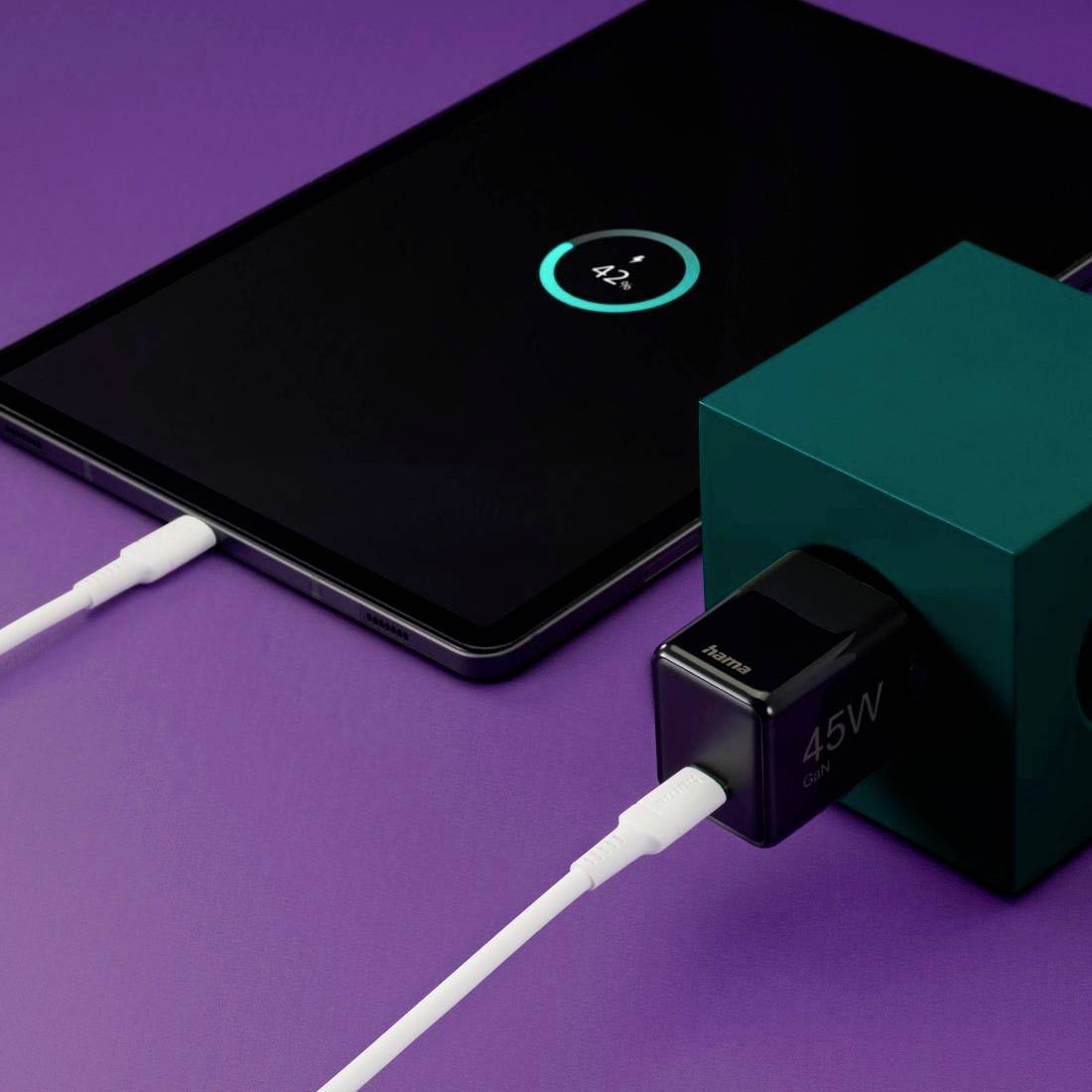 Tablet wordt opgeladen met een 45W oplader; het scherm toont '42%' batterijstatus. Achtergrond in paars.