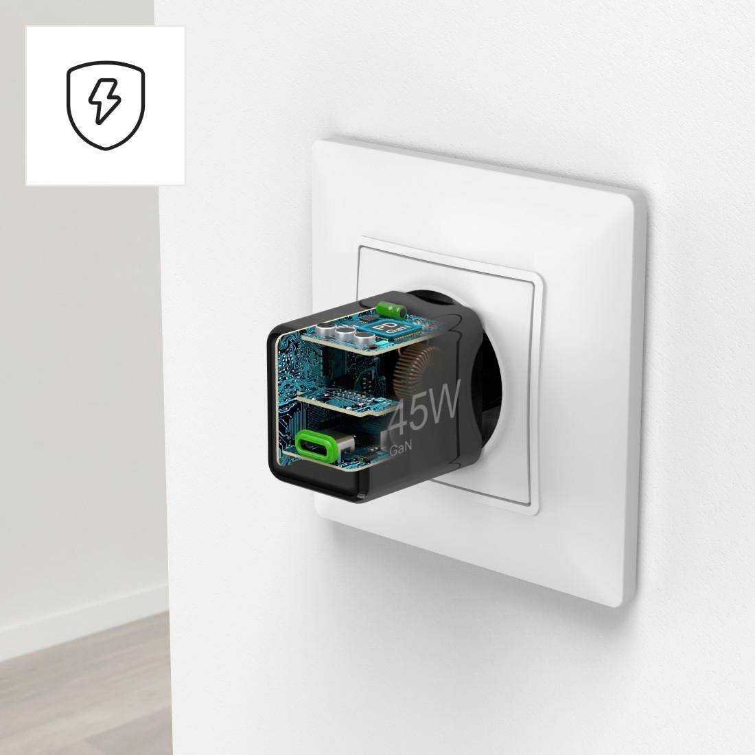 Een oplader met zicht op de interne componenten steekt in een wit stopcontact. Het toont een USB-C-aansluiting van 45W.