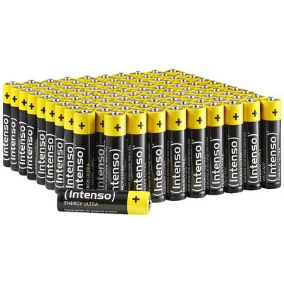Een verzameling van meerdere AA-batterijen van het merk 'Intenso', gerangschikt in verschillende rijen. Eén batterij ligt apart ervoor.