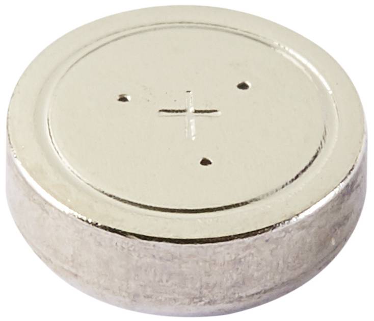 Zilveren knoopbatterij met een plus-teken aan de bovenkant. Gebruikt in kleine elektronische apparaten.