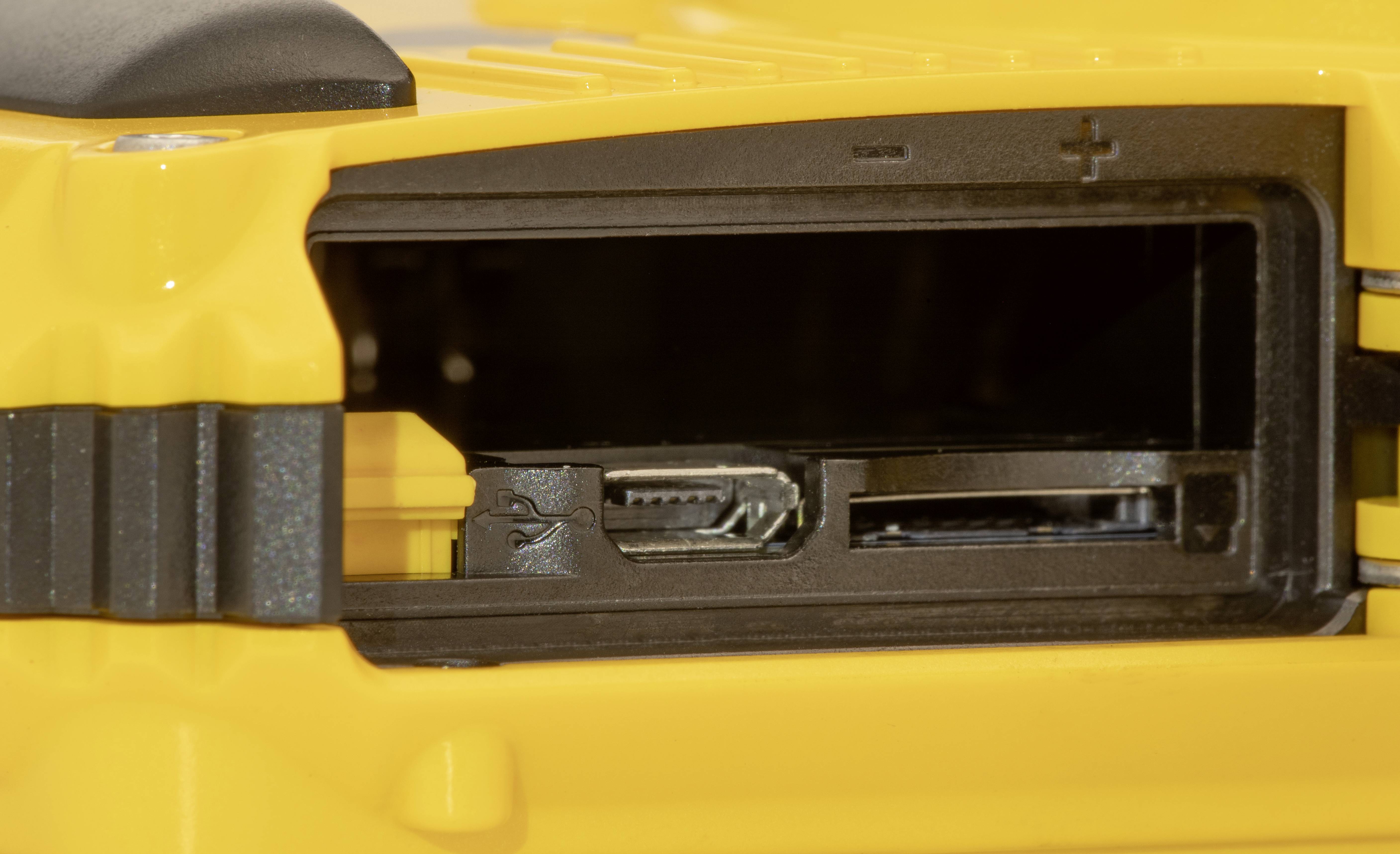 Een geel apparaat met een open vak dat een USB-aansluiting en een sleuf voor een geheugenkaart laat zien.