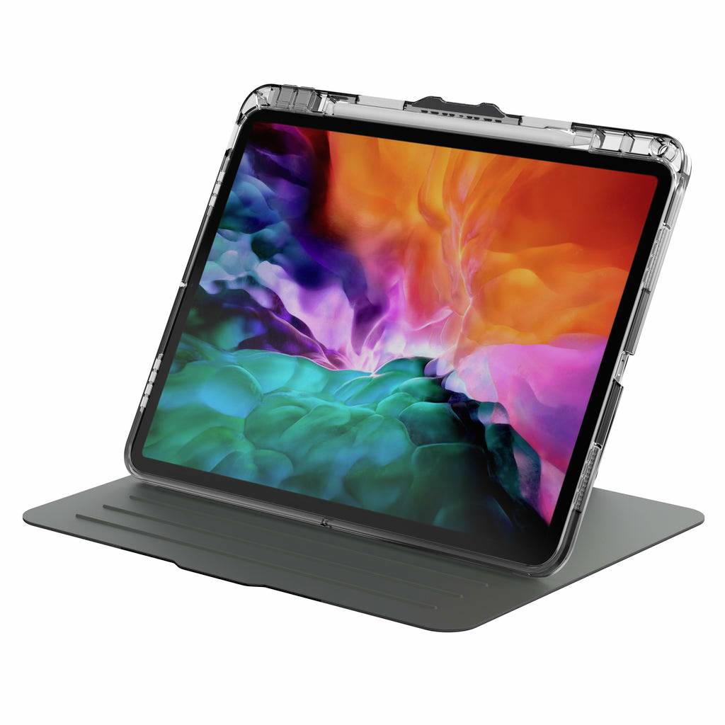 Een tablet met een kleurrijk scherm in een zwarte beschermhoes, staand op een tafel.