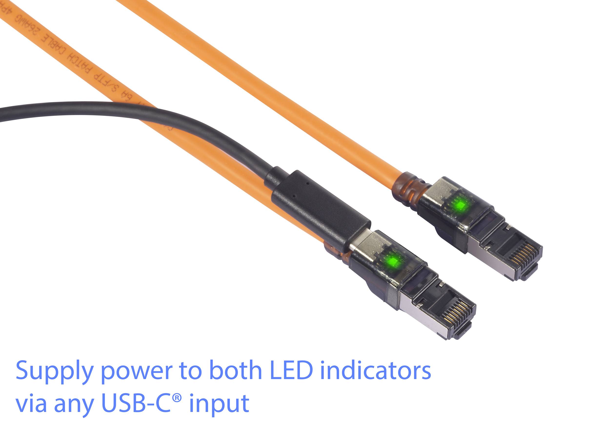'Twee oranje Ethernet-kabels met groene LED-indicatoren aan USB-C-uiteinden. Tekst: "Voorzie beide LED-indicators van stroom via elke USB-C®-ingang".'