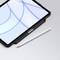 Een tablet met een wit scherm ligt op een grijze oppervlakte, naast een witte pen.