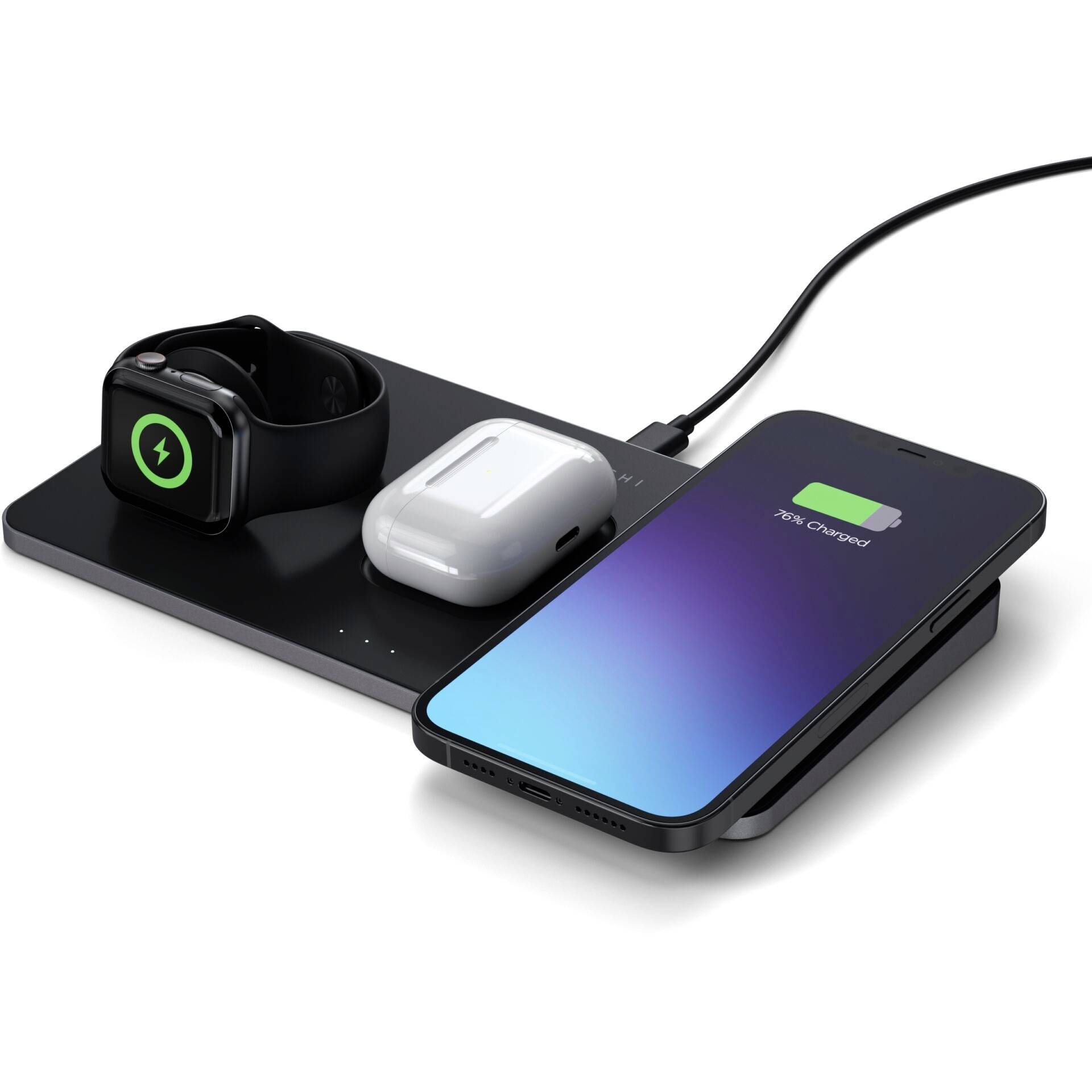 Een zwart draadloos laadoppervlak laadt een smartwatch, draadloze koptelefoon en een smartphone met de weergave 'Wordt opgeladen'.