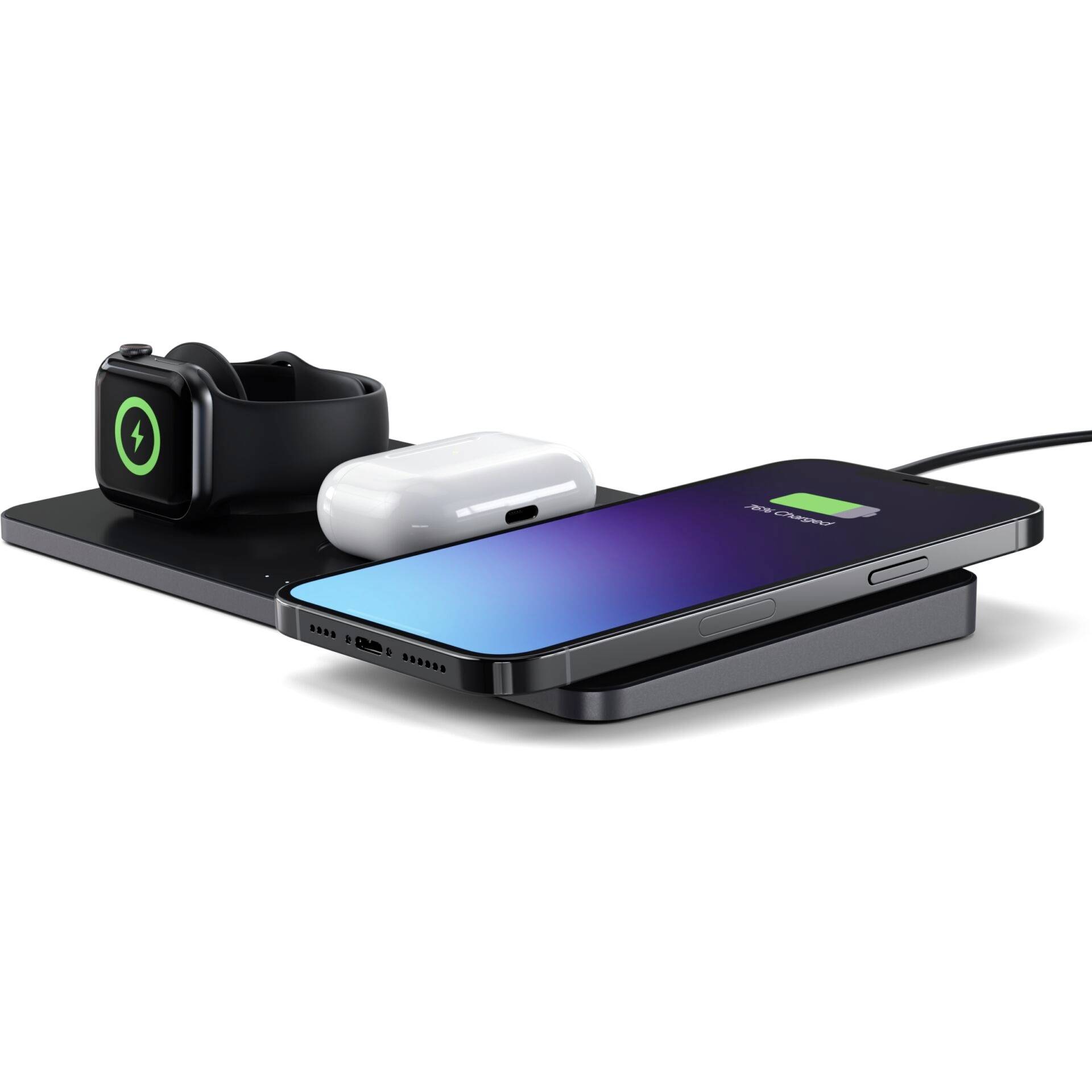 Een draadloos oplaadstation laadt tegelijkertijd een smartphone, een smartwatch en een paar draadloze oordopjes op.