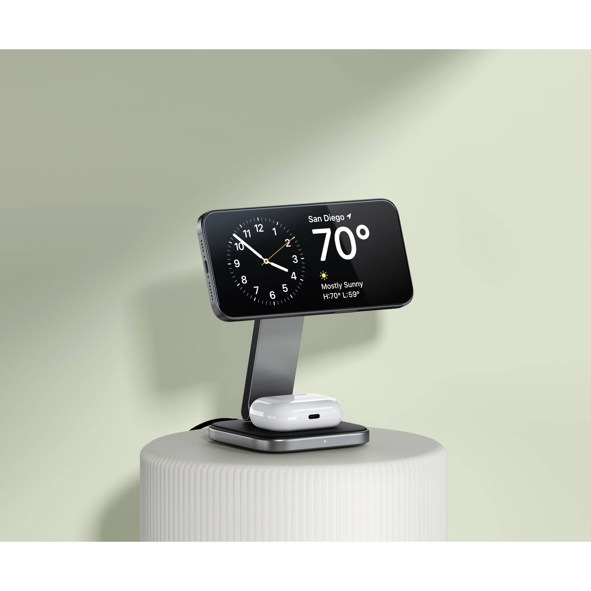 Smartphone op een standaard toont weerapp met tijdstip en temperatuur van 70 graden Fahrenheit in San Diego. Daaronder een oplaadschaal.