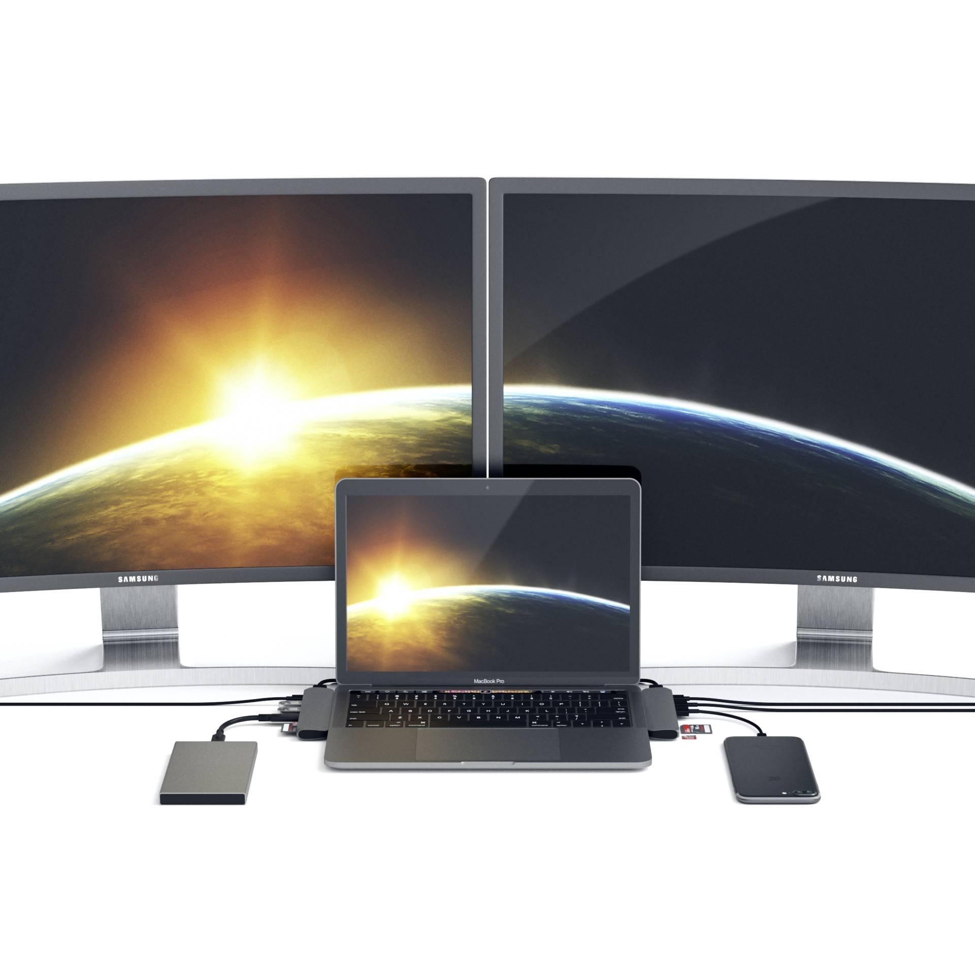 Een laptop verbonden met twee grote monitoren, die allemaal dezelfde zonsopgang boven de aarde tonen.