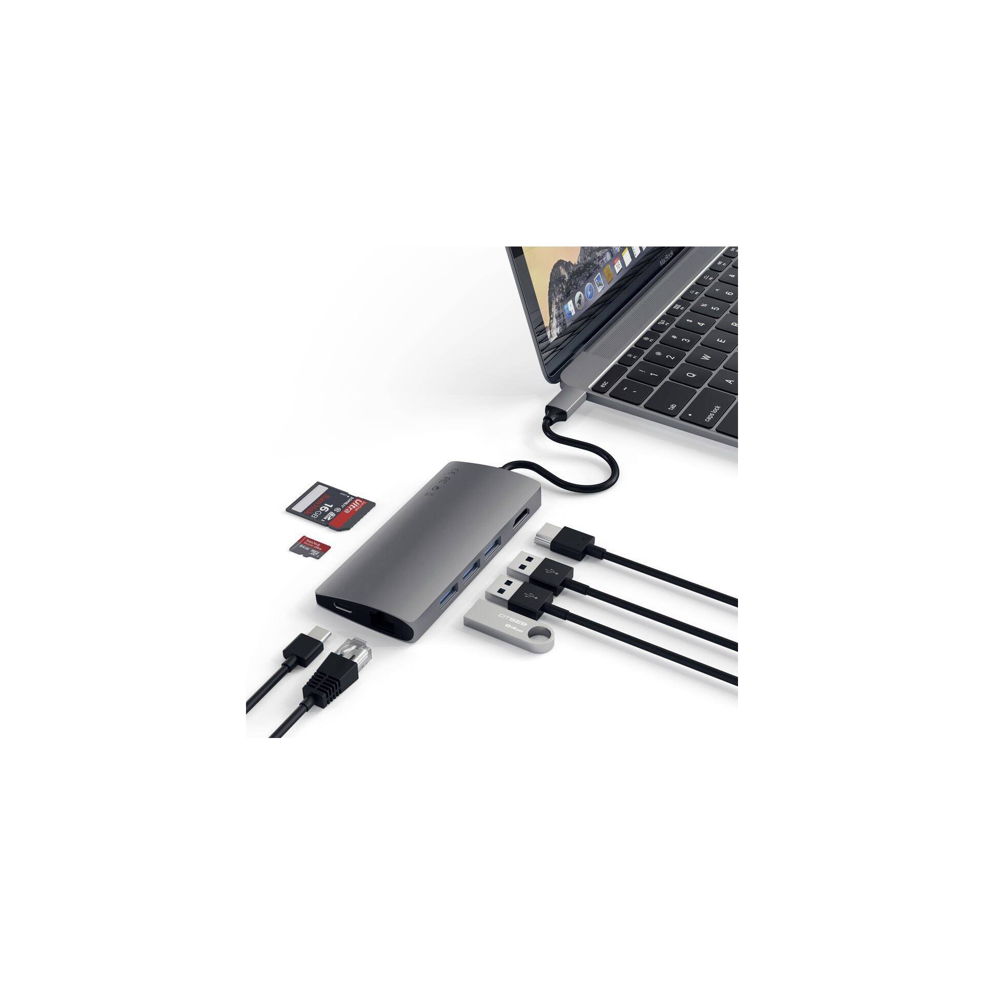 Een laptop is verbonden met een USB-C-hub die meerdere aansluitingen biedt voor HDMI, Ethernet, USB en SD-kaarten.