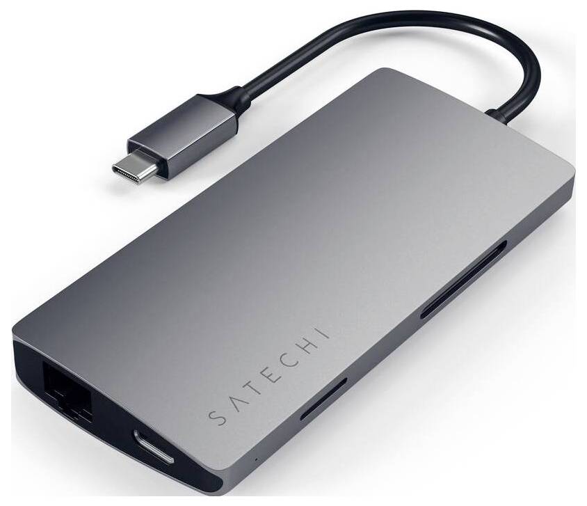 Een zilveren USB-C-hub van het merk Satechi met meerdere aansluitingen, waaronder Ethernet en HDMI.