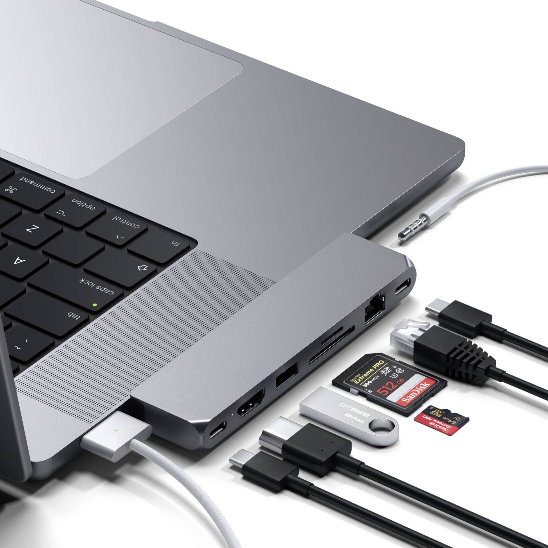 Laptop met een aangesloten USB-hub, meerdere kabels en geheugenkaarten, die veelzijdigheid en aansluitingsmogelijkheden laten zien.