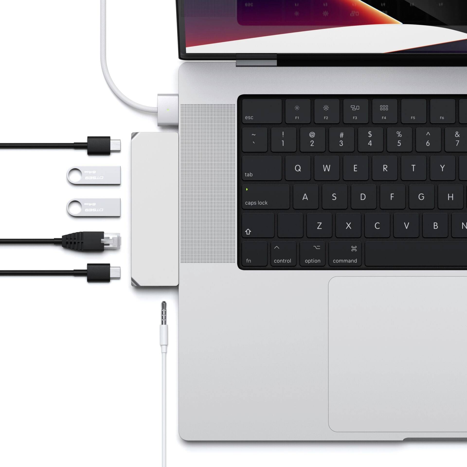 Een laptop is verbonden met meerdere kabels en een adapter, waaronder USB-C, HDMI en audiokabels.