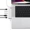 Een laptop is verbonden met meerdere kabels en een adapter, waaronder USB-C, HDMI en audiokabels.