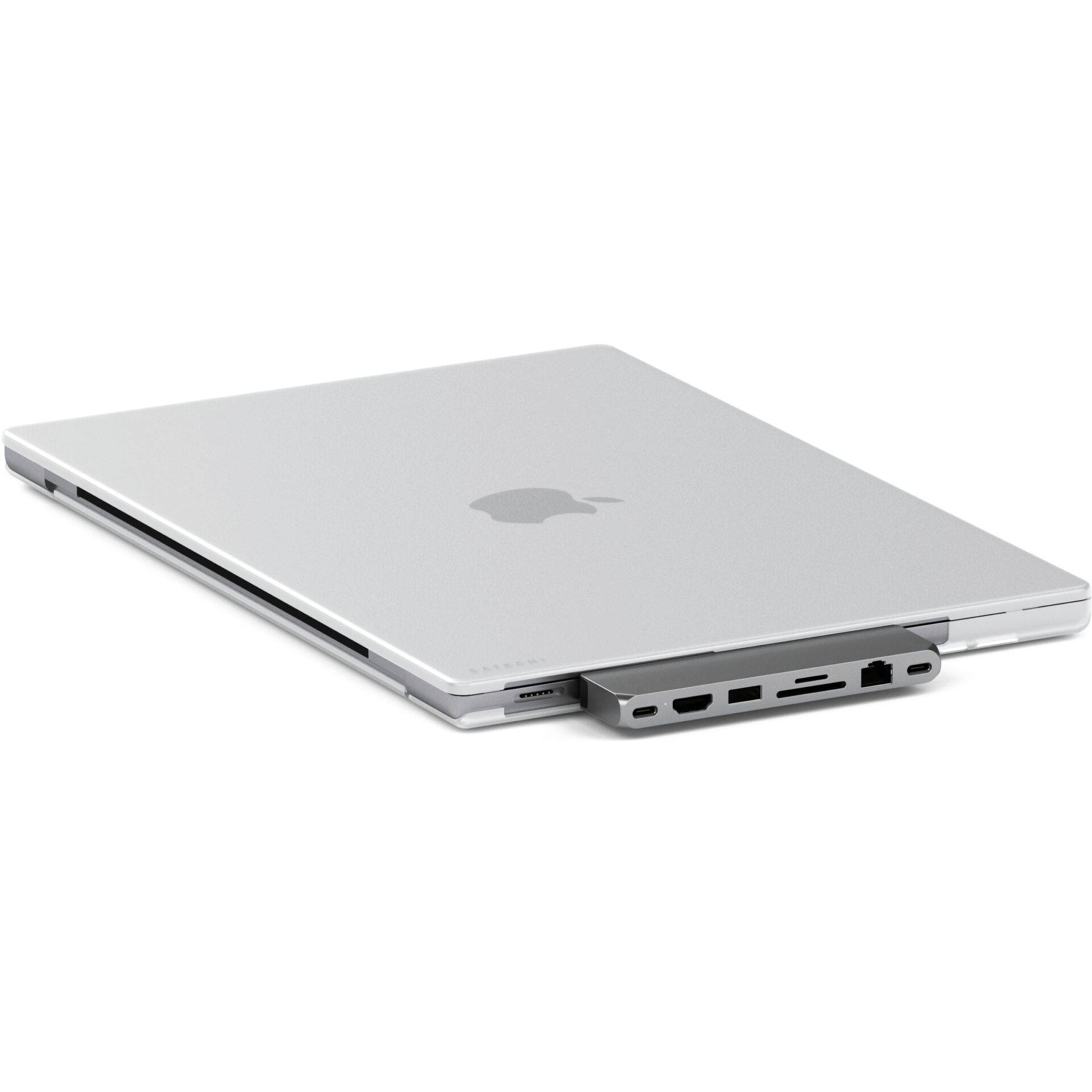 Een zilveren laptop met gesloten scherm. Aan de zijkant is een dockingadapter aangesloten met meerdere aansluitingen.