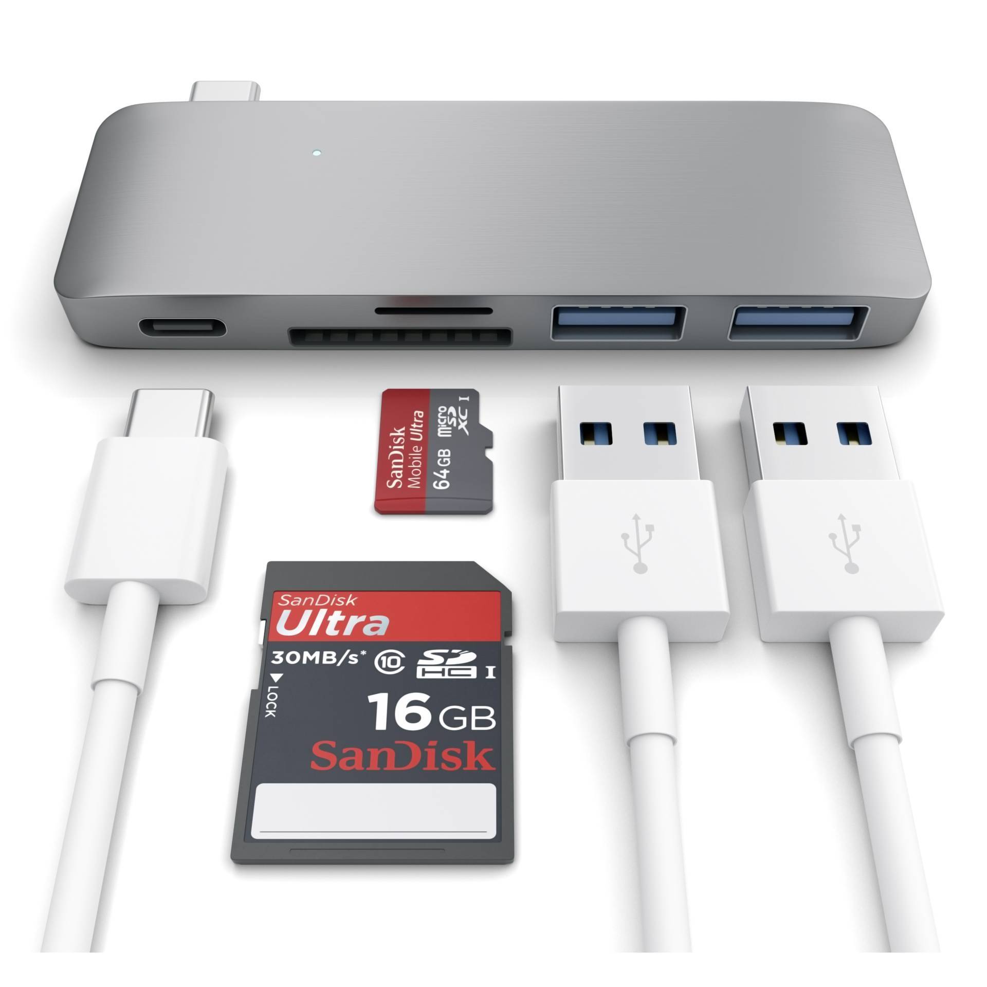 Een USB-C-hub met twee USB-A-poorten, een HDMI-uitgang, een SD-kaartsleuf en een microSD-kaartsleuf, ernaast liggen twee USB-kabels, een SD-kaart en een microSD-kaart.