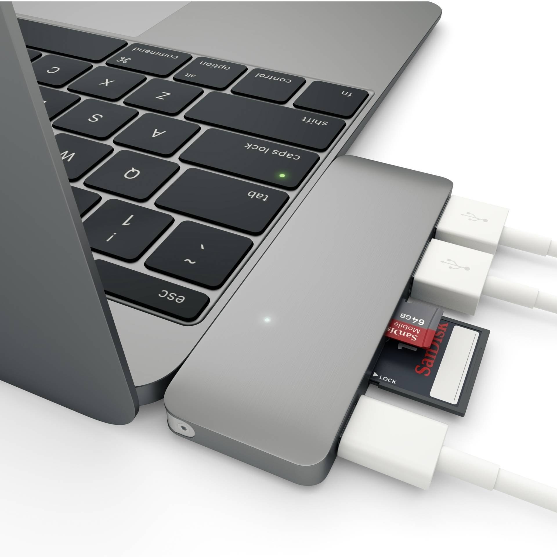 Een laptop met opengeslagen deksel, rechts een USB-hub met twee USB-kabels en een geplaatste SD-kaart.