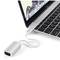 Een laptop met een USB-C-adapter die is aangesloten op een VGA-poort voor externe beeldschermen.
