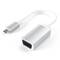 Een zilveren USB-C naar VGA-adapter met een kort kabel, gebruikt voor het aansluiten van oudere beeldschermen op moderne apparaten.