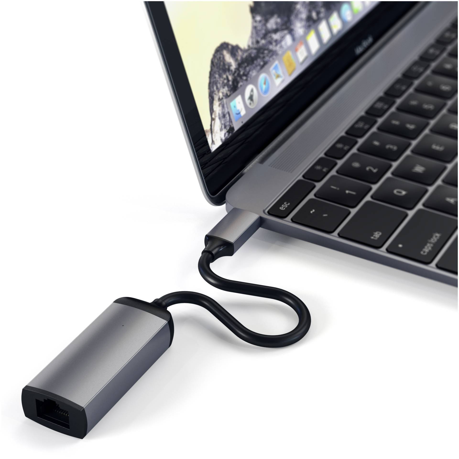 Een laptop met een USB-C-adapter die is aangesloten op een Ethernet-poort toont de mogelijkheid om verbinding te maken met het netwerk.