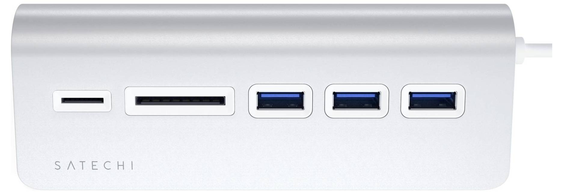 Een zilveren USB-hub met meerdere aansluitingen, waaronder SD-kaartslots en USB-3.0-poorten, van het merk Satechi.