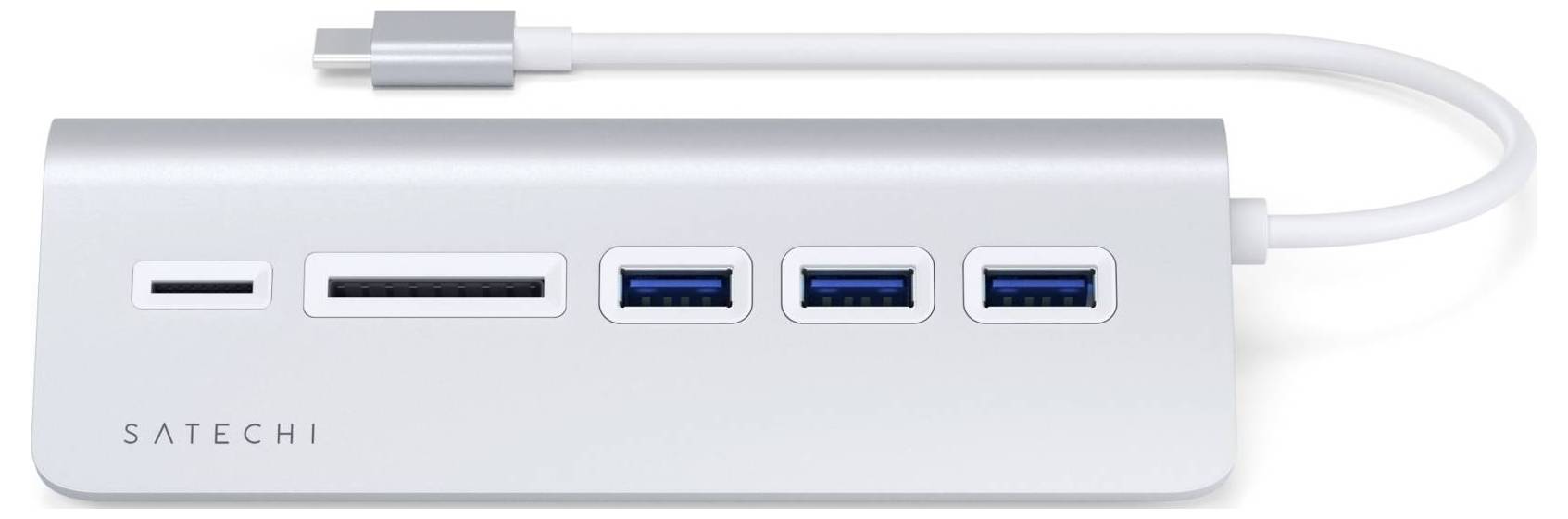 Een zilveren USB-C-hub met meerdere aansluitingen: twee kaartsleuven en drie USB-poorten. Links staat het merkenlogo 'Satechi'.