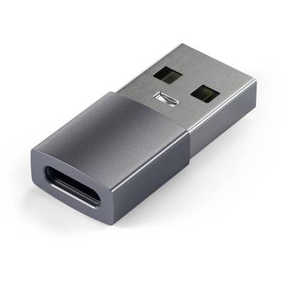 Een USB-C-adapter, rechthoekig met een metaalachtige afwerking, ligt op een wit oppervlak.