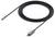 Een zwart USB-C naar USB-C kabel met stoffen omhulling en zilveren stekkerbehuizingen ligt in een cirkelvormige lus.
