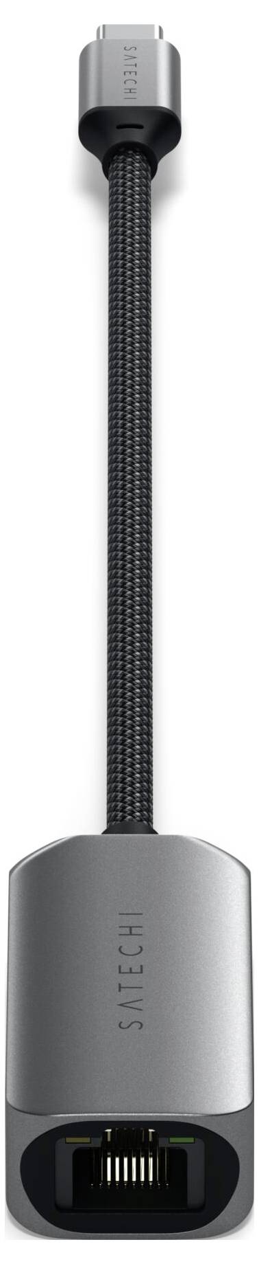 Adapterkabel van USB-C naar Ethernet met een grijs behuizing en textielbeklede kabel. Bovenkant van de behuizing voorzien van de tekst 'SATECHI'.
