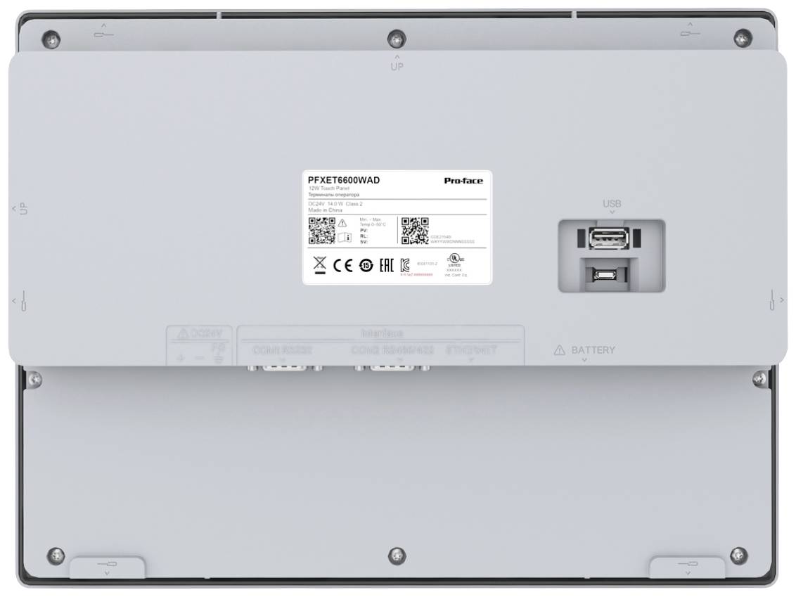 Achterkant van een elektronisch apparaat met een USB-aansluiting en een typeplaatje dat modelnummer, serienummer en veiligheidscertificaten toont.