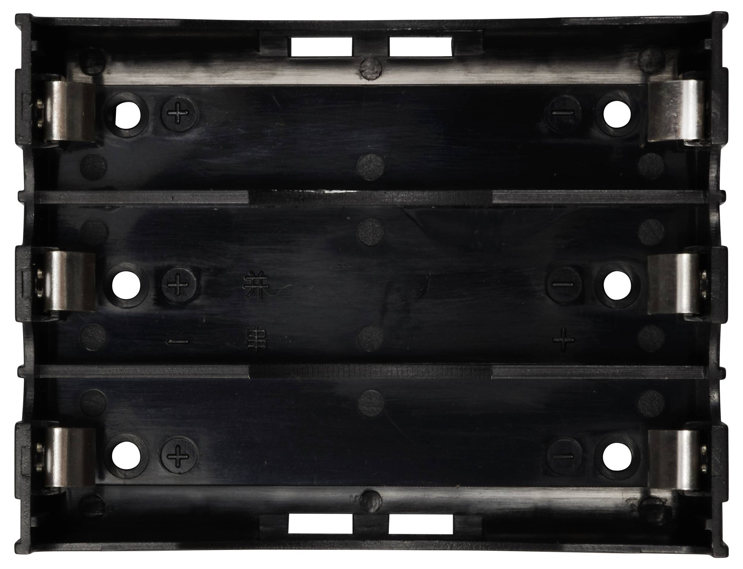 Een lege batterijhouder van zwart kunststof die ruimte biedt voor acht batterijen. Metalen contactpunten zichtbaar aan boven- en onderzijde.