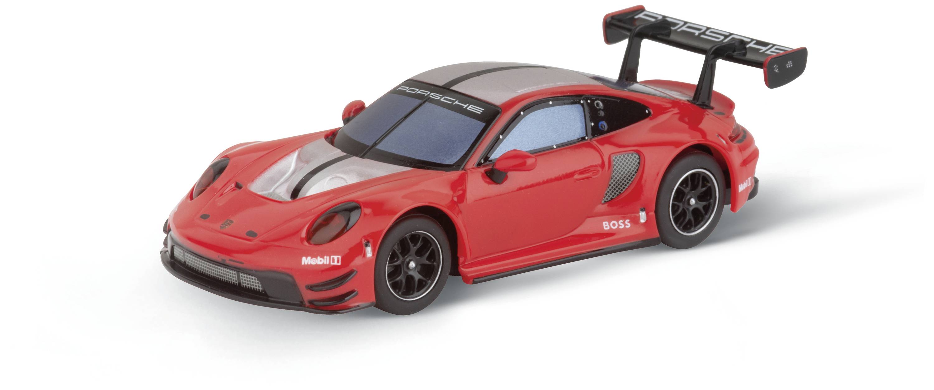 Een rood speelgoedautootje in racestijl met een grote achterspoiler en zwarte velgen op een witte achtergrond.