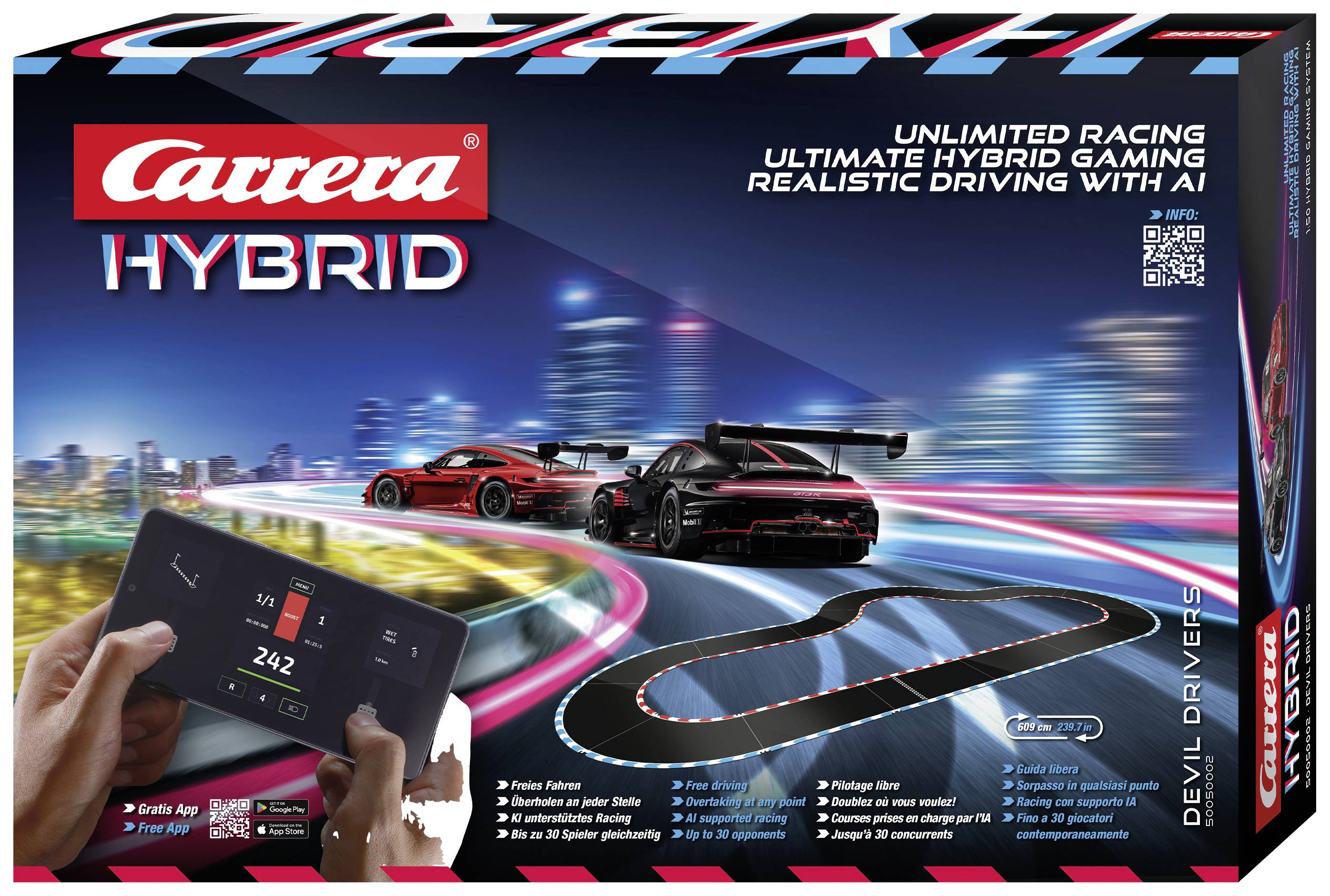 Speelgoed-racebaan 'Carrera Hybrid' met mobiele besturing. Toont een virtuele racebaan met drie speelgoedauto's die door een verlichte stad rijden.